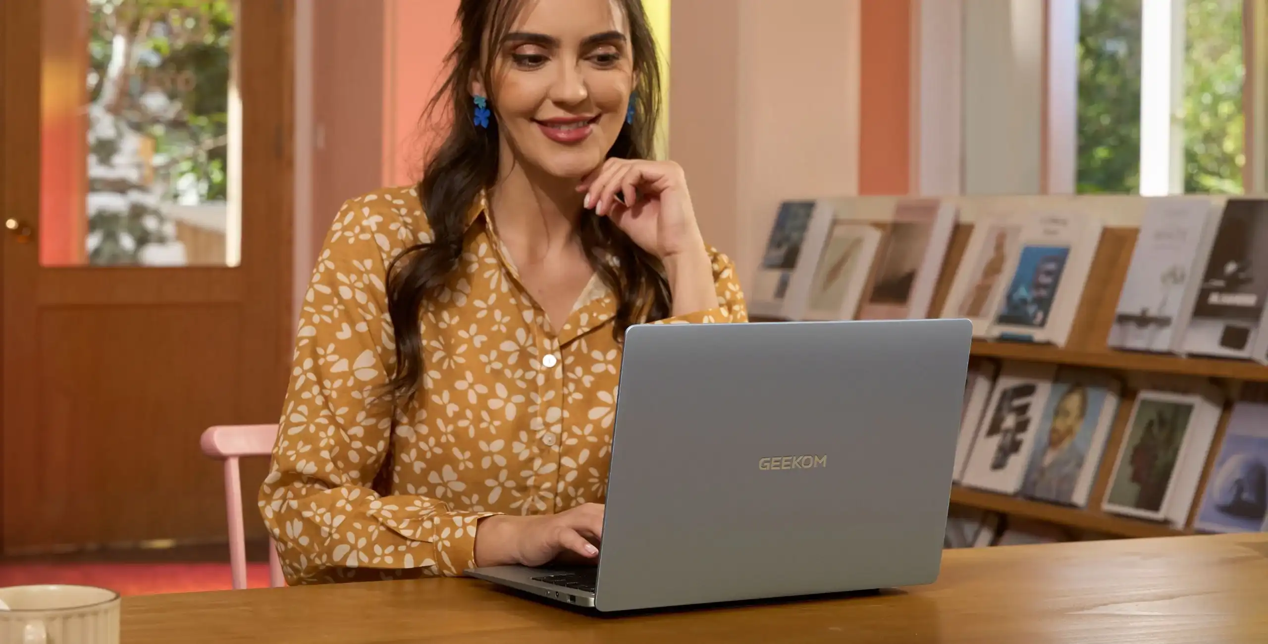 In der Bibliothek schaute sich die Frau einen Geekbook-Laptop an.