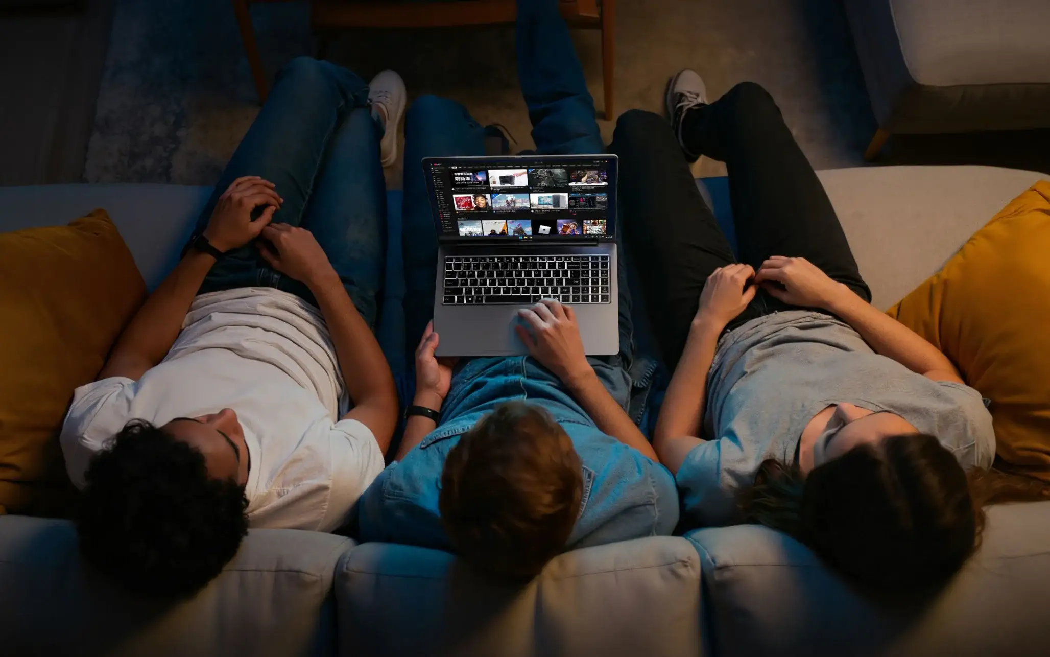 Drei Personen schauen sich ein Video mit dem Geekbook X16 Pro an.