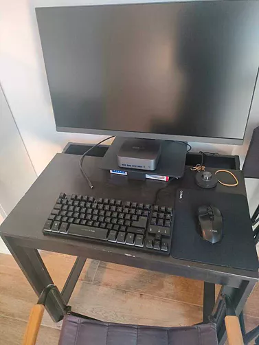 Kleines Büro einrichten mit Mini PC auf dem Schreibtisch