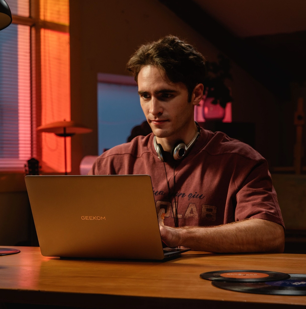 Ein Mann spielt ein Spiel auf einem GEEKOM-Laptop.