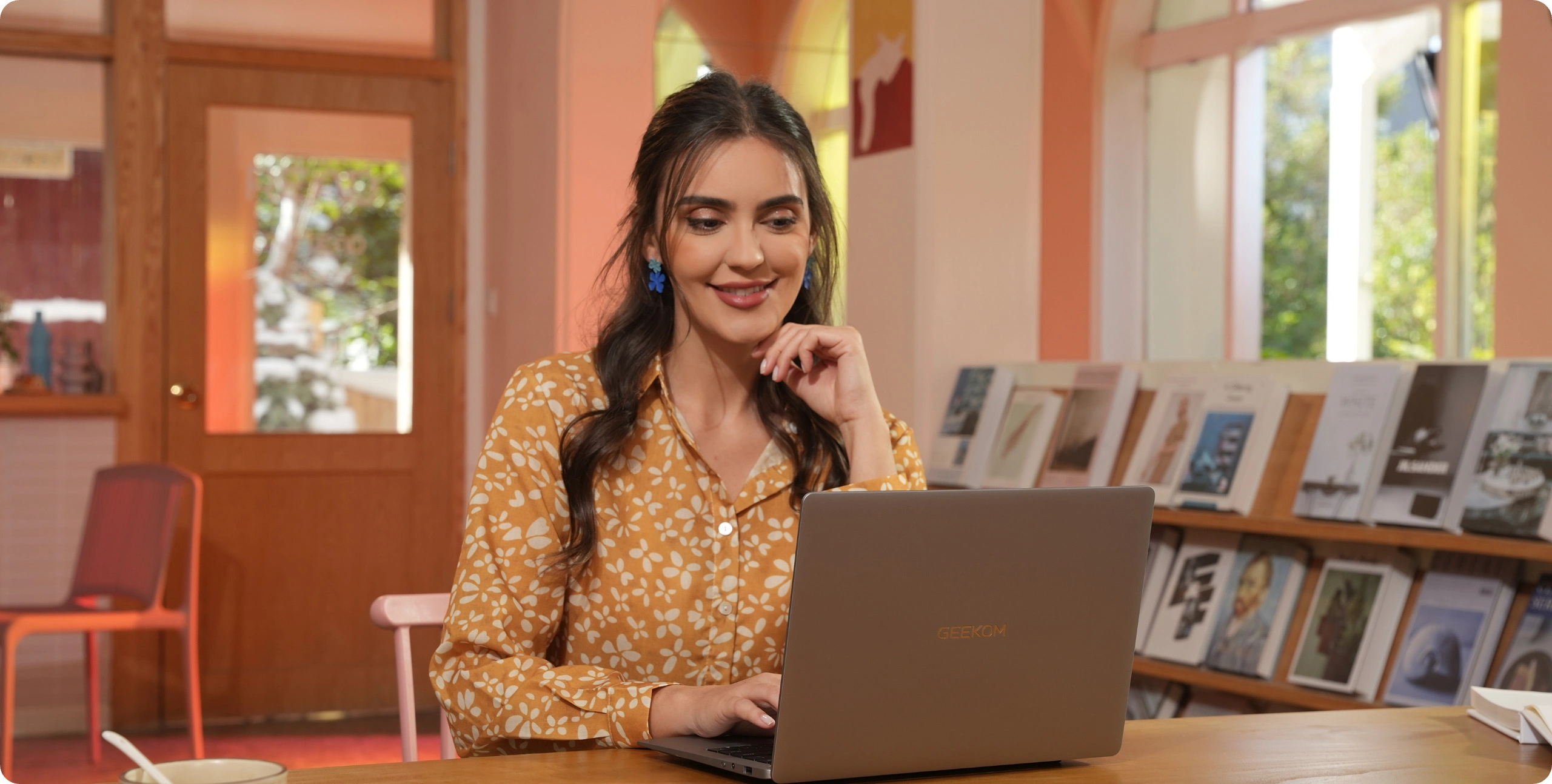 In der Bibliothek schaute sich die Frau einen Geekbook-Laptop an.