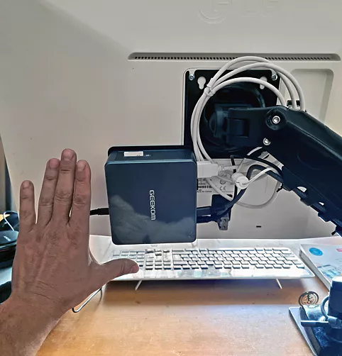 Die VESA-Halterung kann effektiv Platz im Büro sparen.