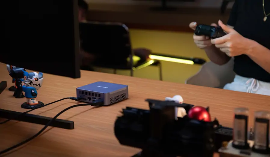 Gaming Setup essentiell mit GEEKOM Mini PC platzsparend auf kompaktem Schreibtisch