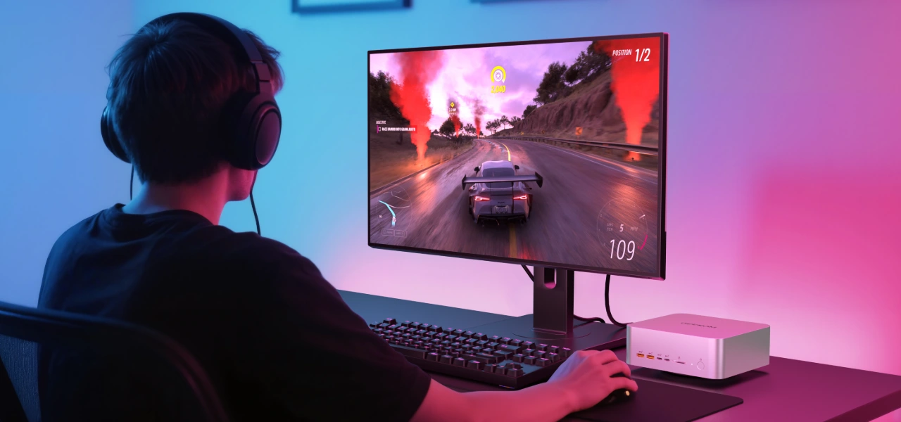 Ein Mann genießt Gaming auf dem GEEKOM A9 Mega Mini PC.