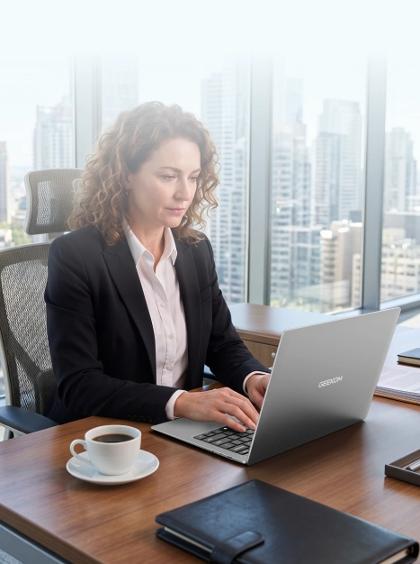GEEKOM GeekBook X14 Pro Business Laptop mit 2,8K-OLED-Display und 999 g